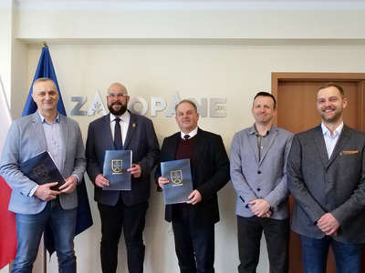 Obraz przedstawiający: Podpisanie umowy na realizację remontu ul. Kasprusie z wykonawcą inwestycji