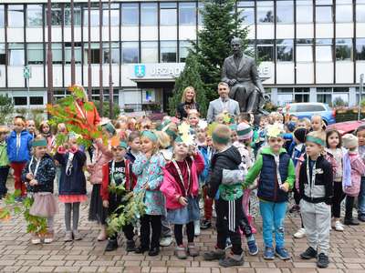 Obraz przedstawiający: Przedszkolaki witają jesień