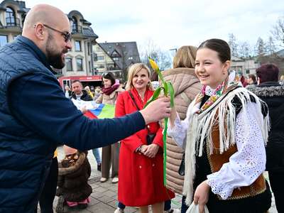 Obraz przedstawiający: Retro pociąg, góralska moda i muzyka – tak Zakopane świętowało...