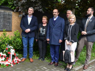 Obraz przedstawiający: Narodowy Dzień Pamięci Ofiar Niemieckich Nazistowskich Obozów Koncentracyjnych