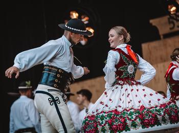 Obraz przedstawiający: BARWY, DŹWIĘKI I EMOCJE – JUŻ W NAJBLIŻSZY PIĄTEK, ROZPOCZYNAMY 56. MIĘDZYNARODOWY FESTIWAL FOLKLORU ZIEM GÓRSKICH
W ZAKOPANEM