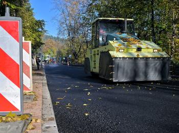 Obraz przedstawiający: Na ulicy Sienkiewicza w Zakopanem pojawia się nowa nawierzchnia asfaltowa