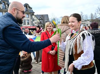 Obraz przedstawiający: Retro pociąg,
góralska moda i muzyka – tak Zakopane świętowało Dzień Kobiet.