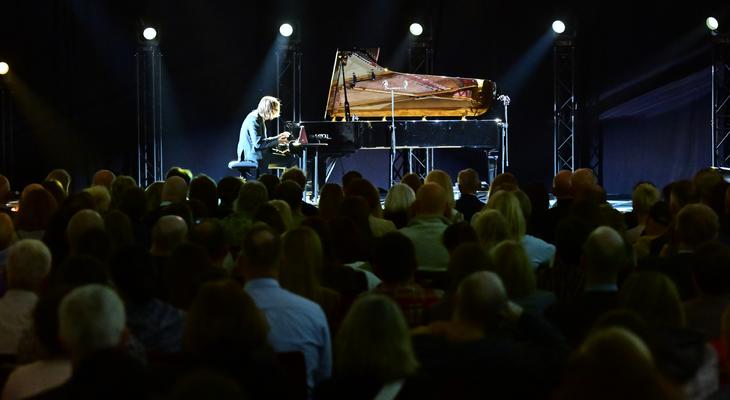 Obraz przedstawiający: ZAKOPANE I JAZZ. JAZZ, KTÓRY NIE PYTA O GRANICE.