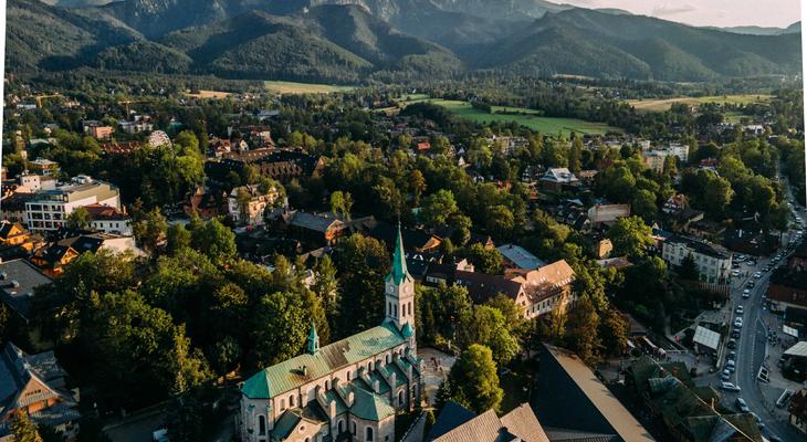 Obraz przedstawiający: Zakopane zaprasza do Krakowa! Rusza sezon letni – muzyka, kultura, Tatry i góralska gościnność już 24 czerwca na Rynku Głównym w Krakowie