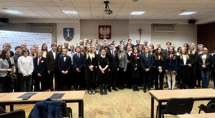 Obraz przedstawiający: Najzdolniejsi uczniowie nagrodzeni. Burmistrz Zakopanego wręczył stypendia za wybitne osiągnięcia