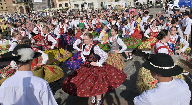 Obraz przedstawiający: Zakopane przywiozło lato do Krakowa. Tysiące turystów, góralska muzyka i festiwalowa zapowiedź wakacji pod Tatrami
