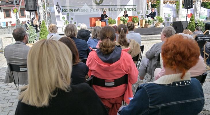 Obraz przedstawiający: ZAINAUGUROWANO JUBILEUSZOWĄ EDYCJĘ ZAKOPIAŃSKIEGO FESTIWALU LITERACKIEGO.  ROZPOCZĘLIŚMY ŚWIĘTOWANIE DEKADY Z LITERATURĄ POD TATRAMI!