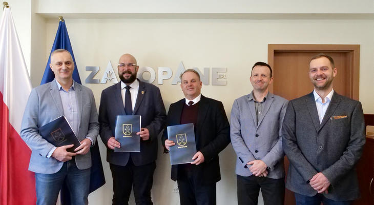 Obraz przedstawiający: Podpisanie umowy na realizację remontu ul. Kasprusie z wykonawcą inwestycji