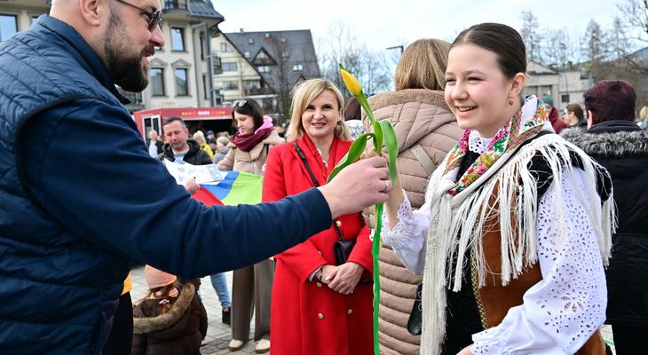 Obraz przedstawiający: Retro pociąg,
góralska moda i muzyka – tak Zakopane świętowało Dzień Kobiet.