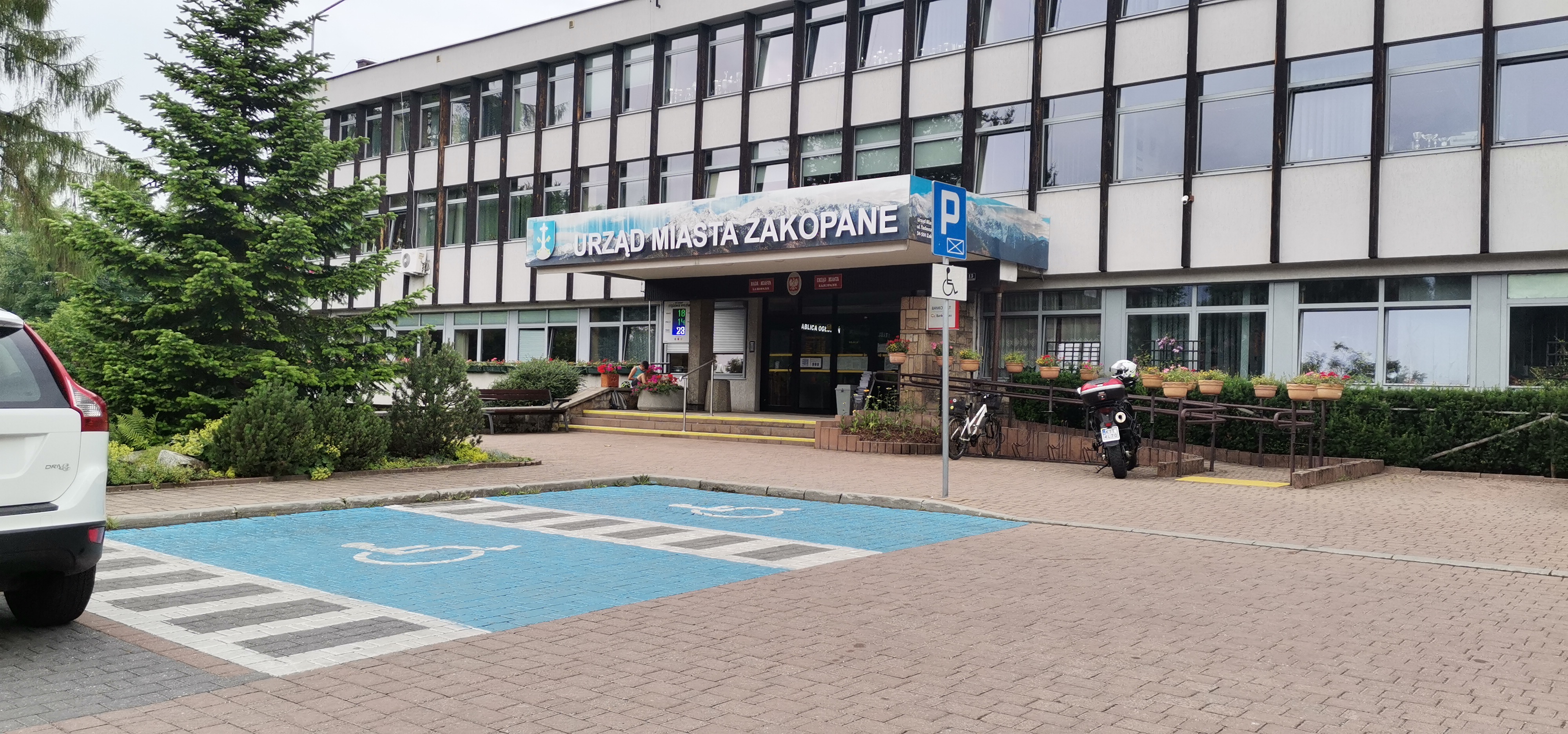 Zdjęcie 13 Miejsca parkingowe dla osób niepełnosprawnych przed Urzędem Miasta Zakopane