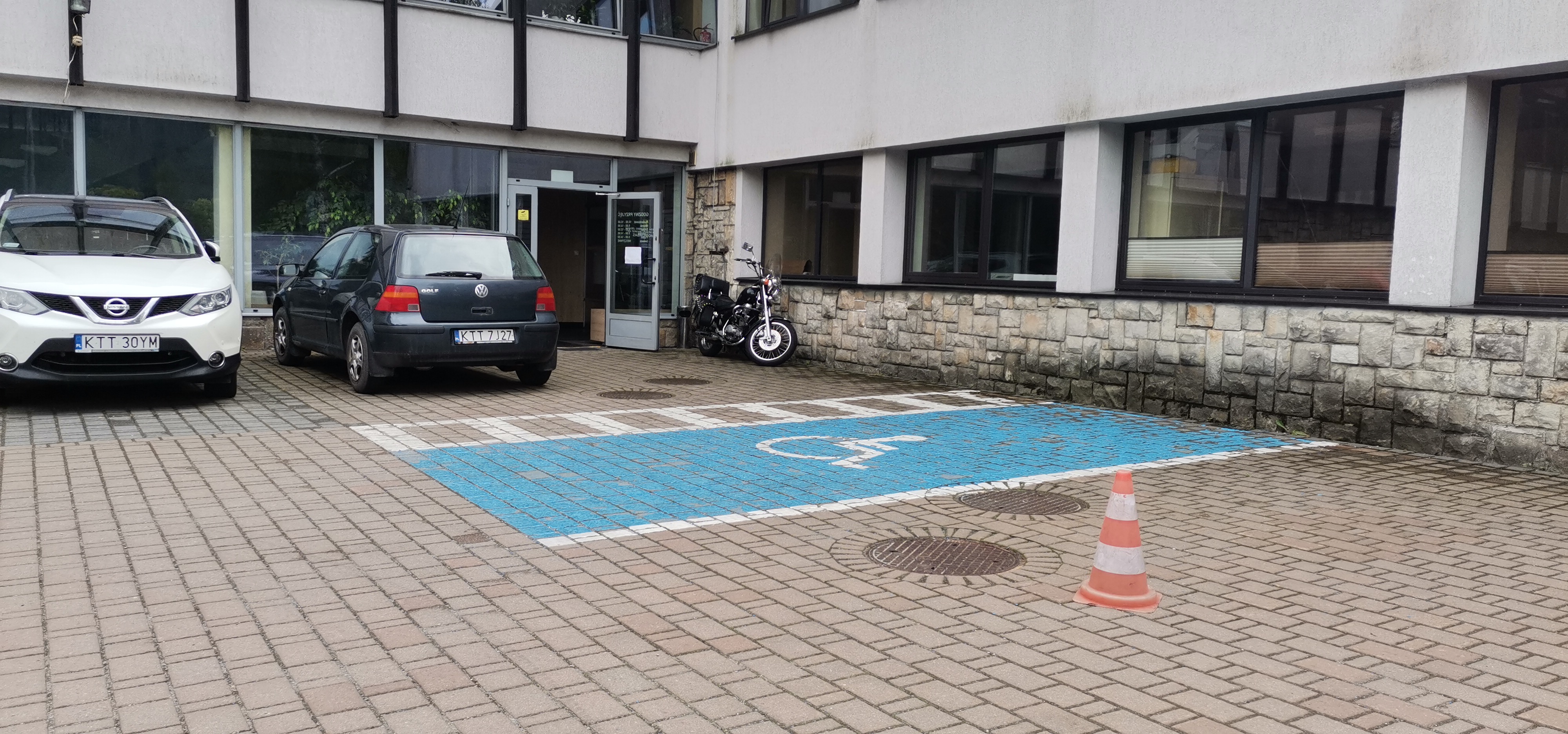 Zdjęcie 14 Miejsce parkingowe dla osób niepełnosprawnych z tyłu Urzędu Miasta Zakopane